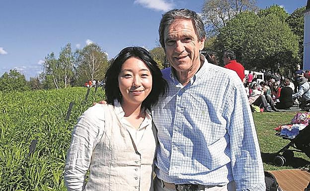 Mio posa con Arconada en el barrio de El Antiguo.