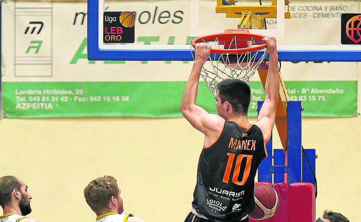 Ansorregi se cuelga del aro en el derbi ante el GBC en Azpeitia. 