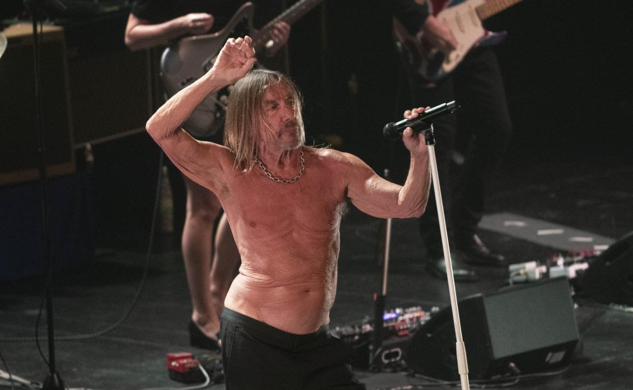 Iggy Pop puso en pie el auditorio. 