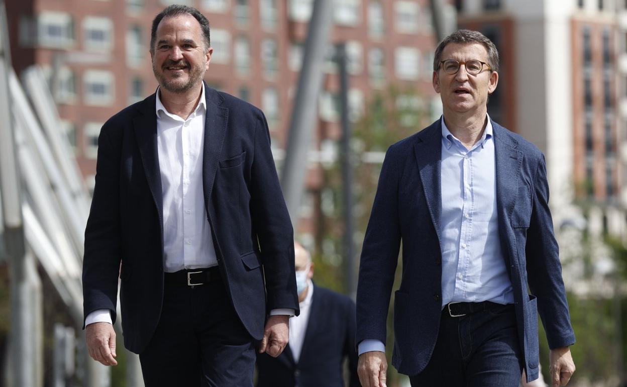 Carlos Iturgaiz y Alberto Núñez Feijóo, el pasado mes de marzo en Bilbao. 