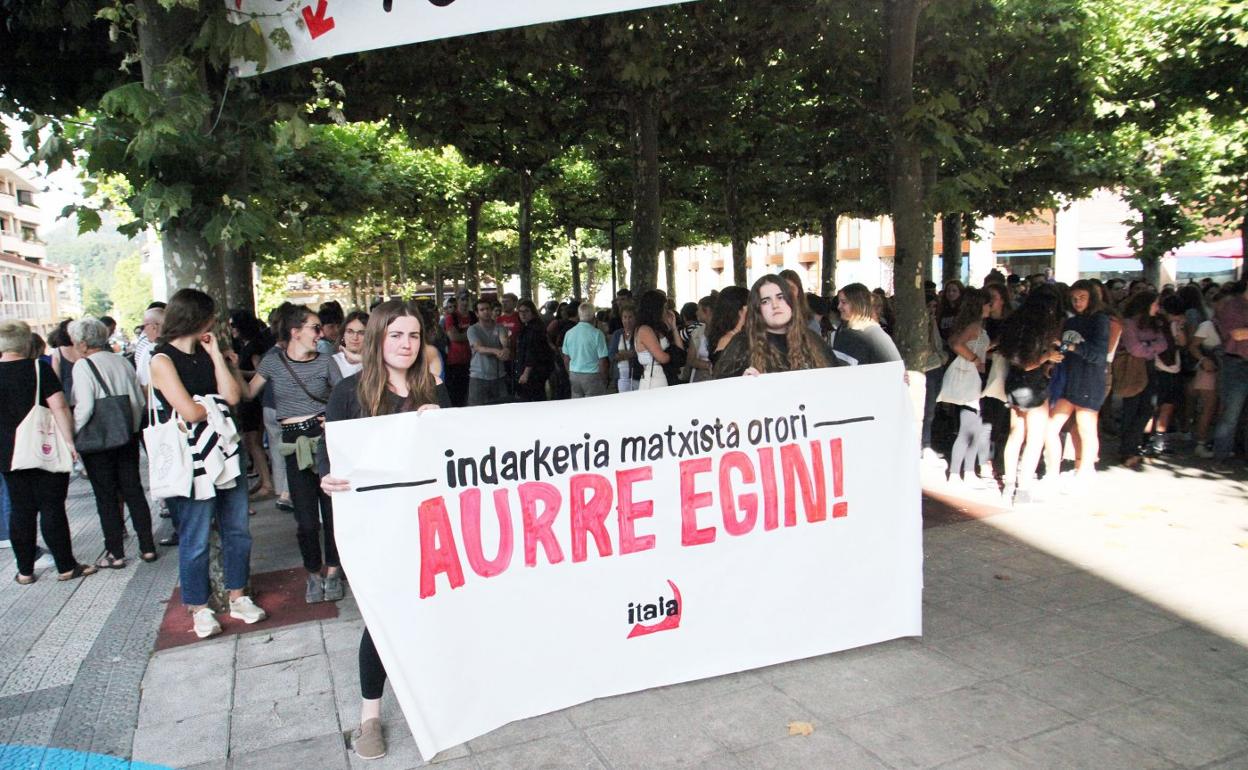 Concentración de denuncia que el colectivo feminista Goierriko Itaia convocó ayer en la Arboleda de Ordizia. 