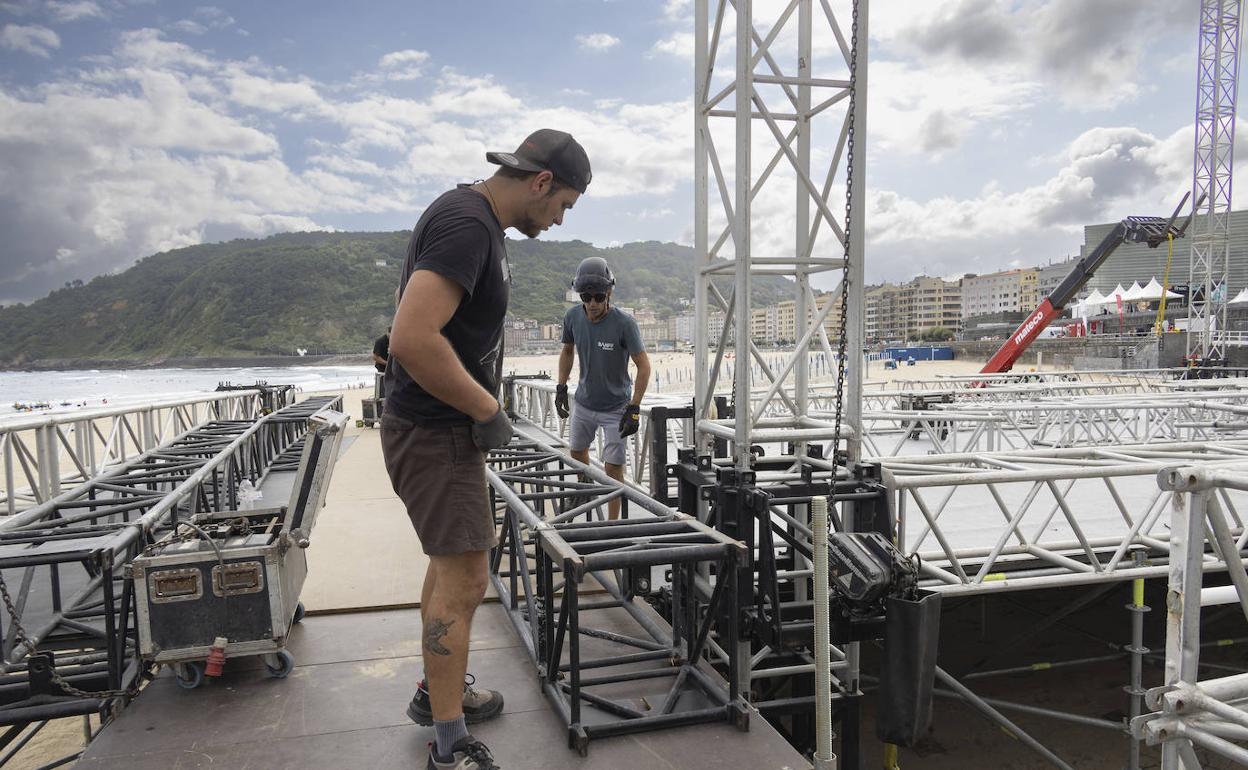 Los escenarios del Festival de Jazz, como el de la playa de La Zurriola, están siendo desmontados este martes. 