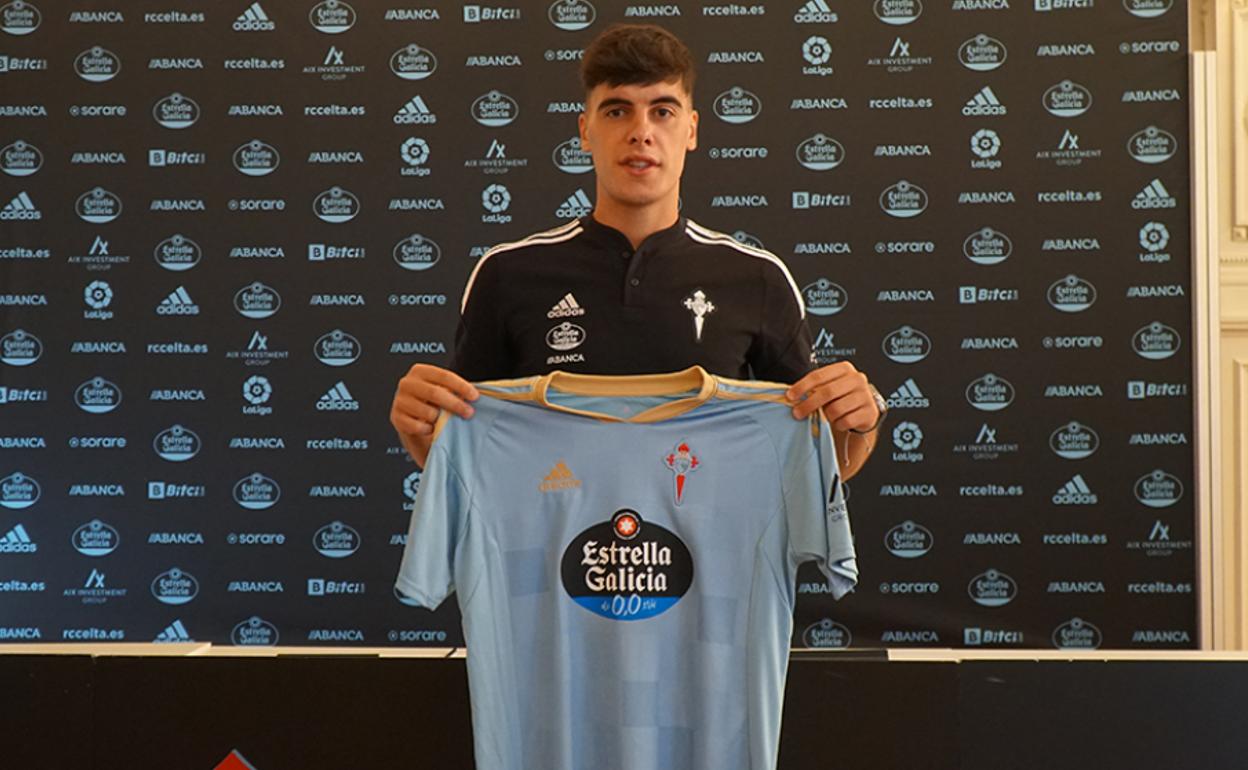 Lobete posa con la camiseta del Celta.