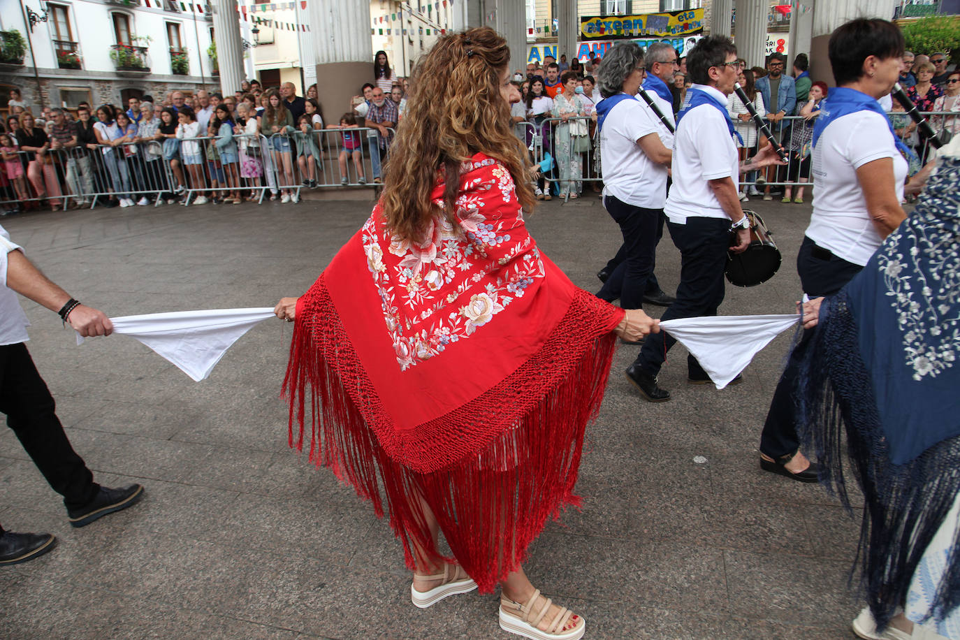 Fotos: Por primera vez en 500 años una mujer encabeza la eskudantza de santaneros de Ordizia