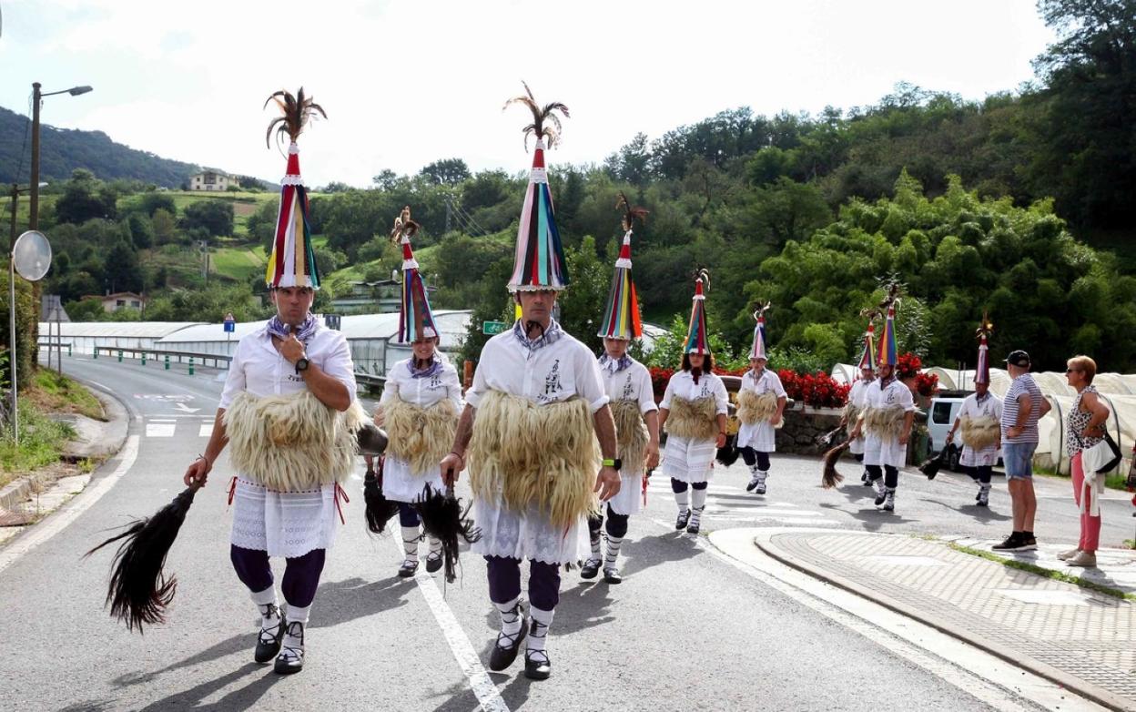 Zubietako Joaldunak recorrieron las calles del municipio en la mañana de ayer.
