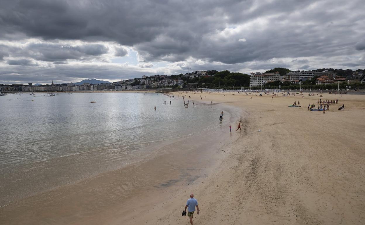 Aspecto de la playa de Ondarreta durante la primera bajamar de ayer. 