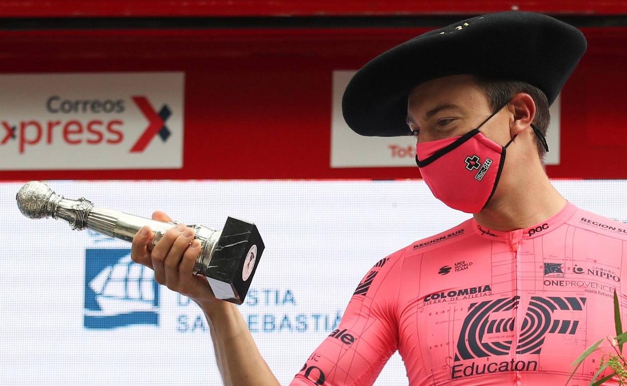 El estadounidense Neilson Powless celebra la victoria en el podio al término de la 40 edición de la Clásica Ciclista de San Sebastián. 