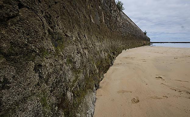 Imagen principal - San Sebastián: Medio verano sin piedras en la playa de Ondarreta