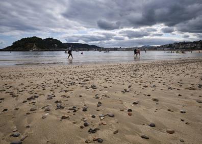 Imagen secundaria 1 - San Sebastián: Medio verano sin piedras en la playa de Ondarreta