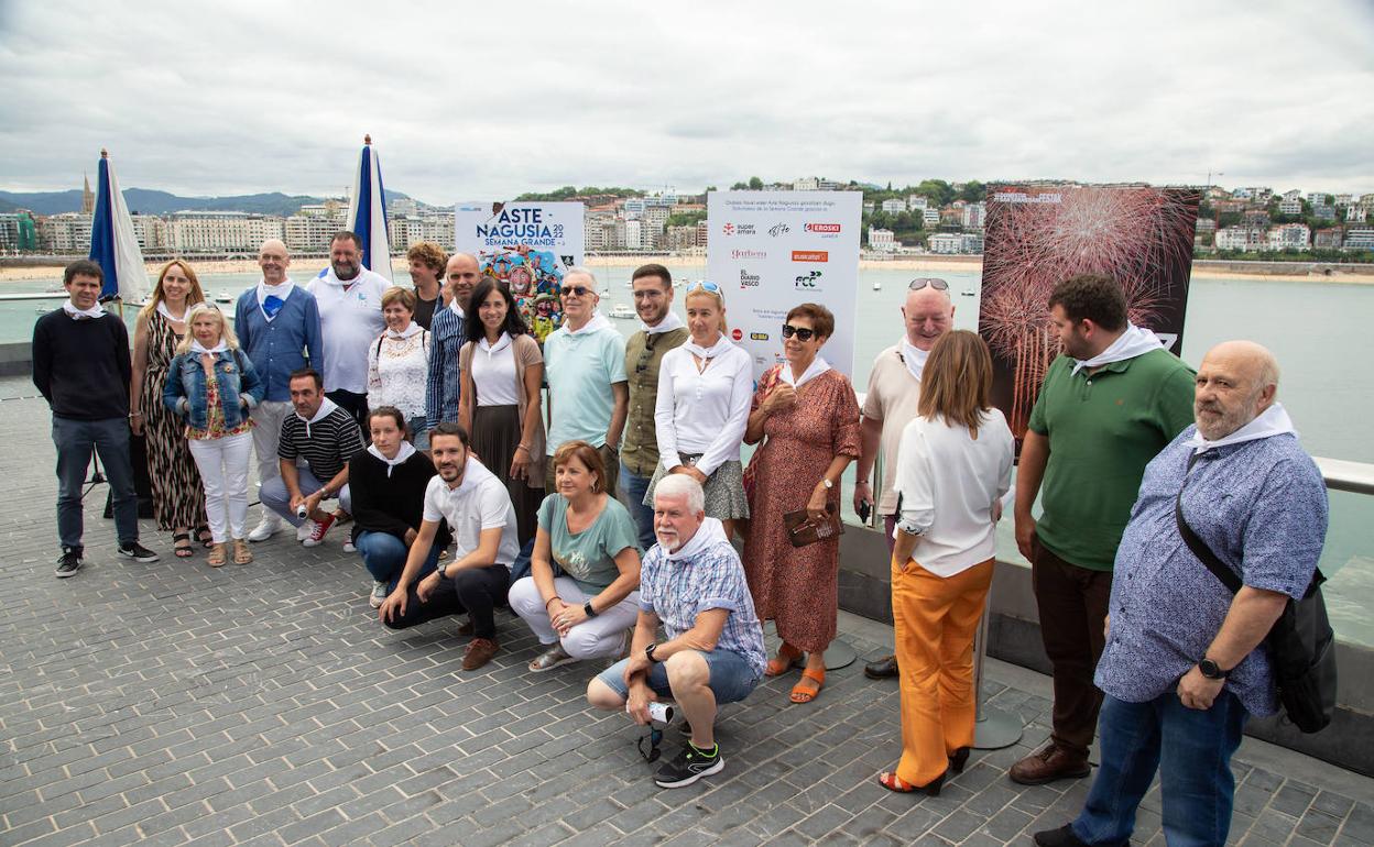 Foto de familia de la presentación de la Semana Grande.
