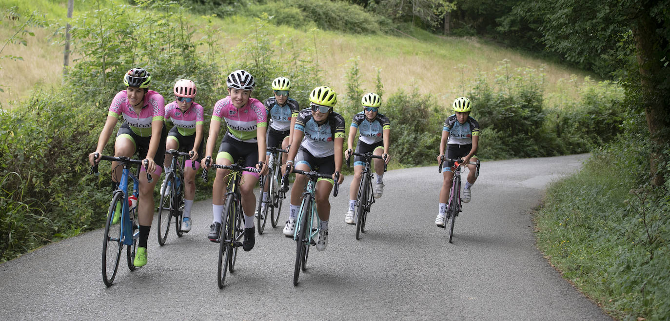 Fotos: Las ciclistas pedalean la subida del final de la Clásica