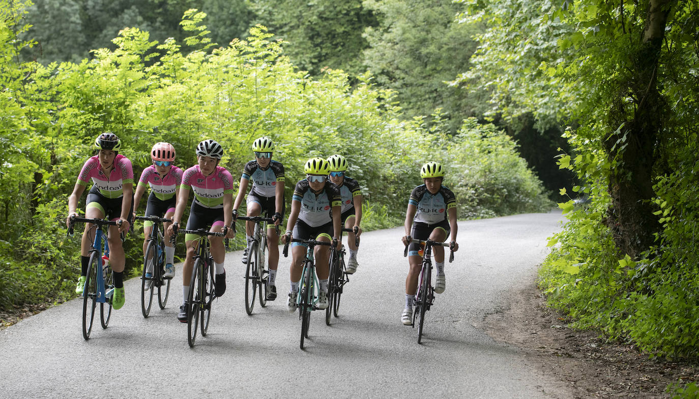 Fotos: Las ciclistas pedalean la subida del final de la Clásica