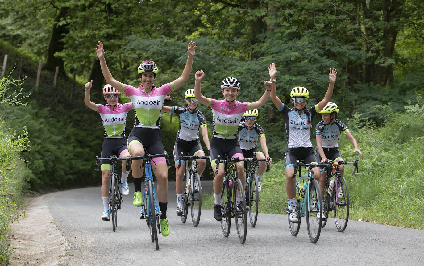 Fotos: Las ciclistas pedalean la subida del final de la Clásica