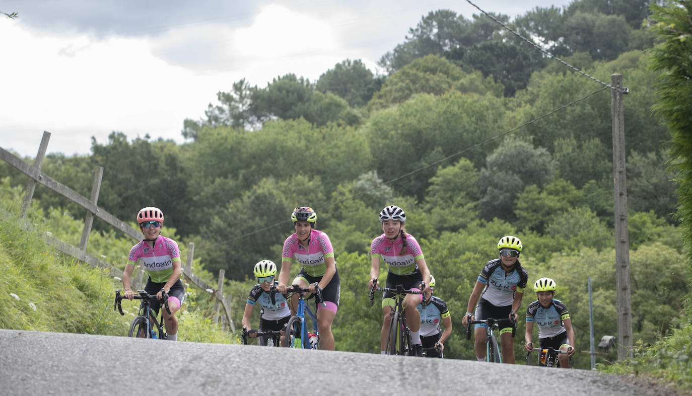 Fotos: Las ciclistas pedalean la subida del final de la Clásica