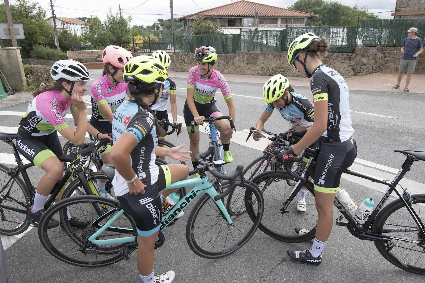 Fotos: Las ciclistas pedalean la subida del final de la Clásica