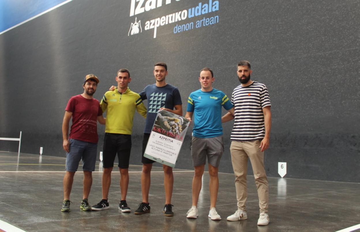 Los pelotaris locales Egiguren y Alberdi junto a Zubizarreta acompañados de los reperesentantes de Ilunpe y el Ayuntamiento. 