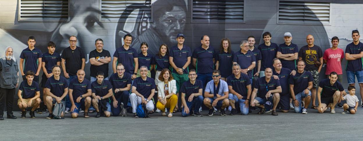 Los 28 jugadores que jugaron posaron junto a la ajedrecista Sabrina Vega. 