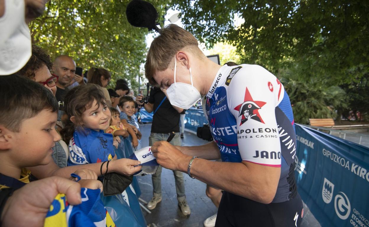 Remco Evenepoel fue el más aclamado en la presentación. Dedicó varios minutos a firmar autógrafos. 