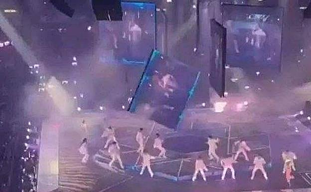 Viral: Las sobrecogedoras imágenes de un accidente en un concierto de Hong Kong: Una de las pantallas gigantes cae sobre dos cantantes