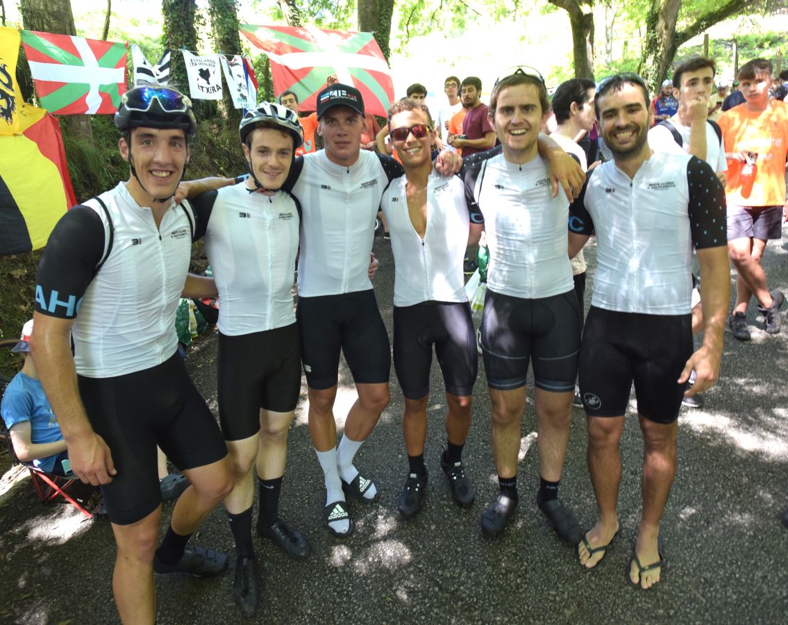 Fotos: Los aficionados se preparan para la llegada de los ciclistas a Murgil