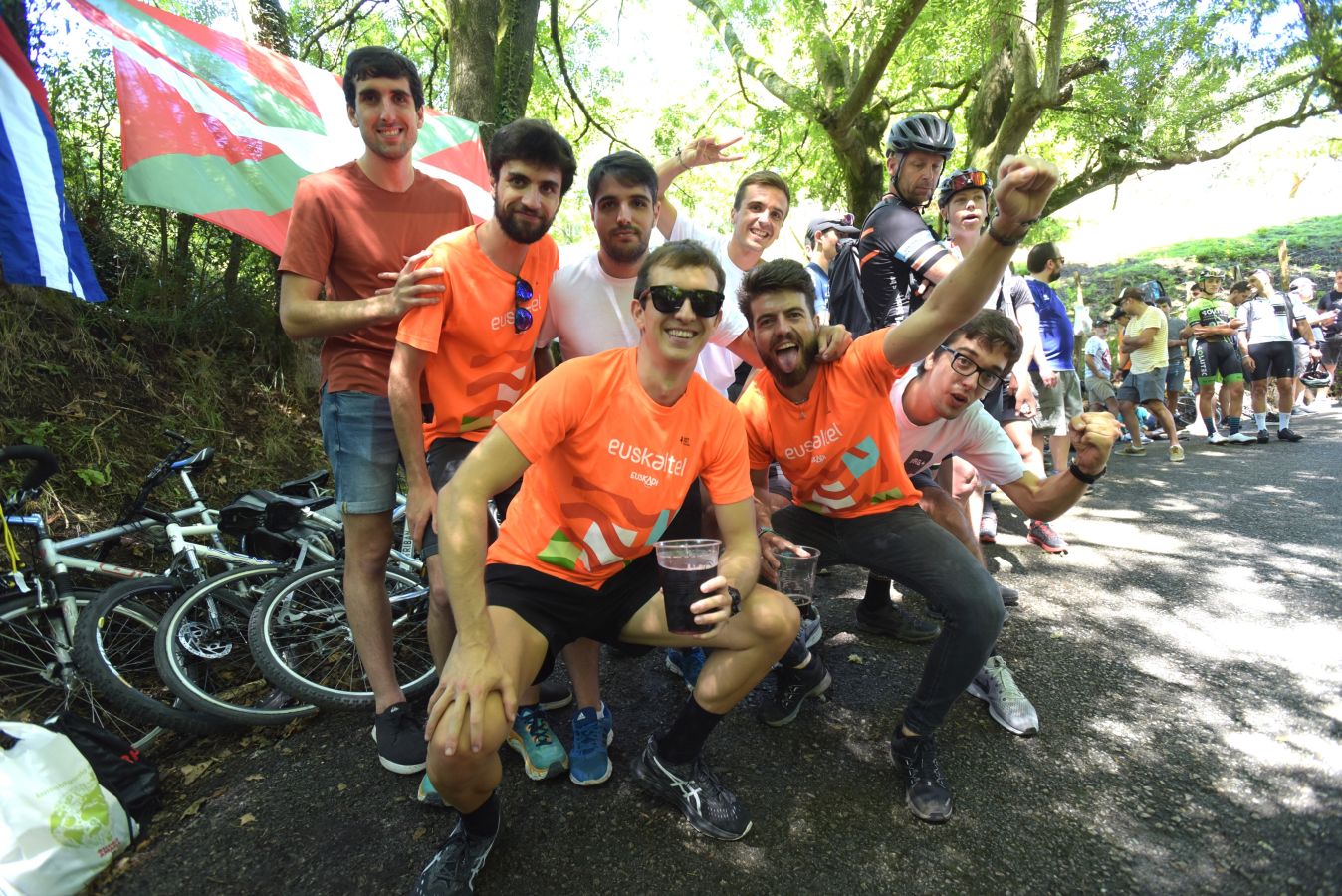 Fotos: Los aficionados se preparan para la llegada de los ciclistas a Murgil