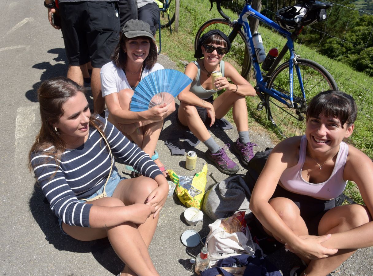 Fotos: Los aficionados se preparan para la llegada de los ciclistas a Murgil