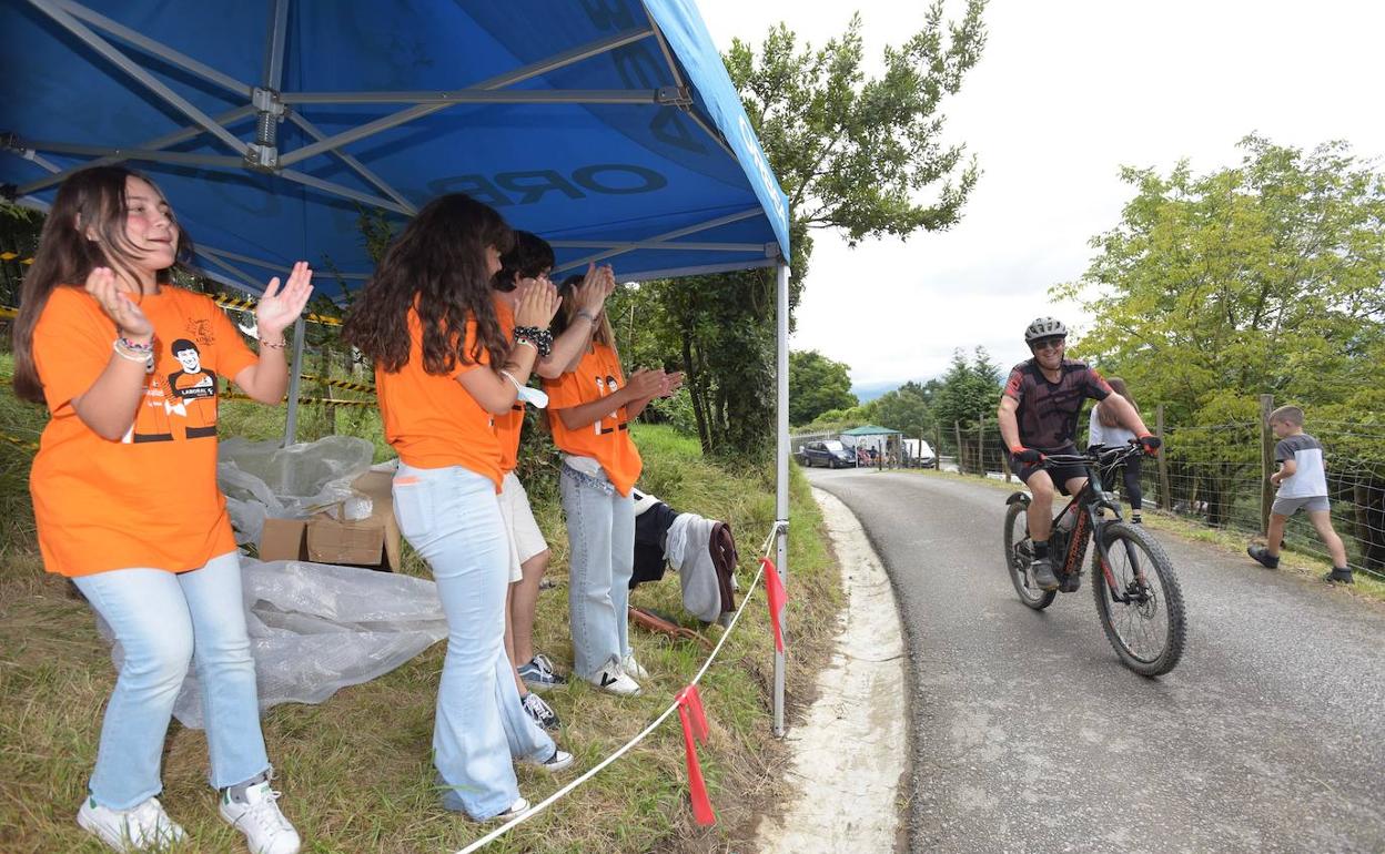 Ciclistas recorriendo los kilómetros finales de la carerra la mañana de esta viernes