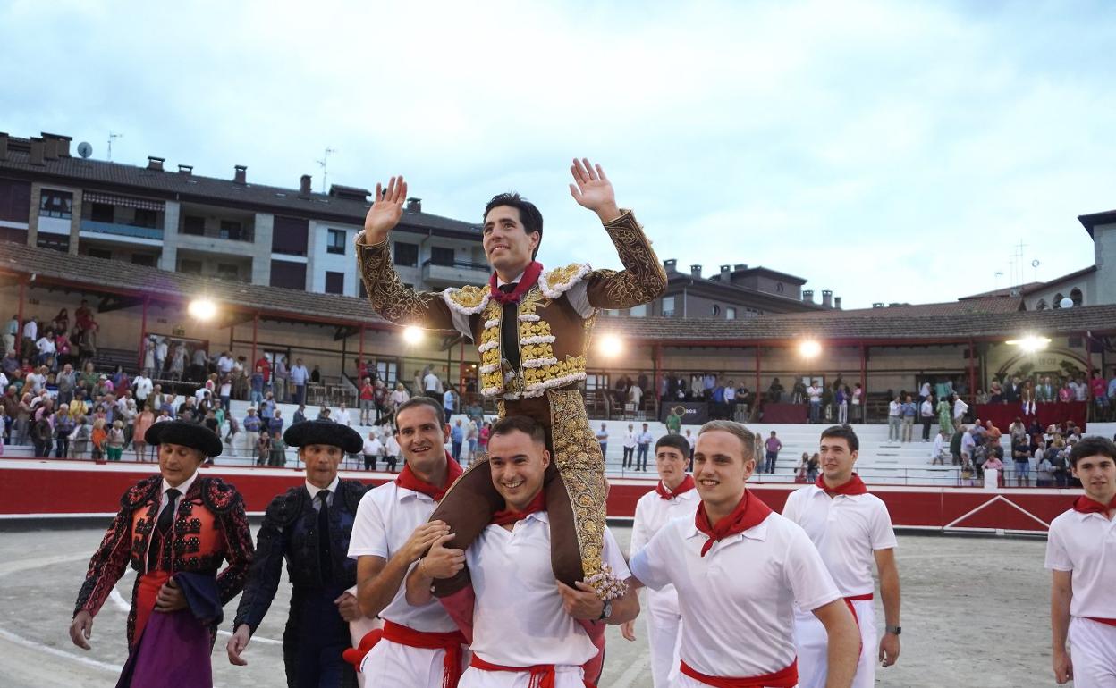 Álvaro Lorenzo sale a hombros tras cortar dos orejas. 