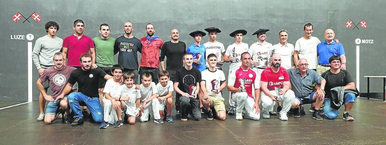 Pelotariak, antolatzaileak, agintariak eta omendua izan zen Jesus Mari Albisu.