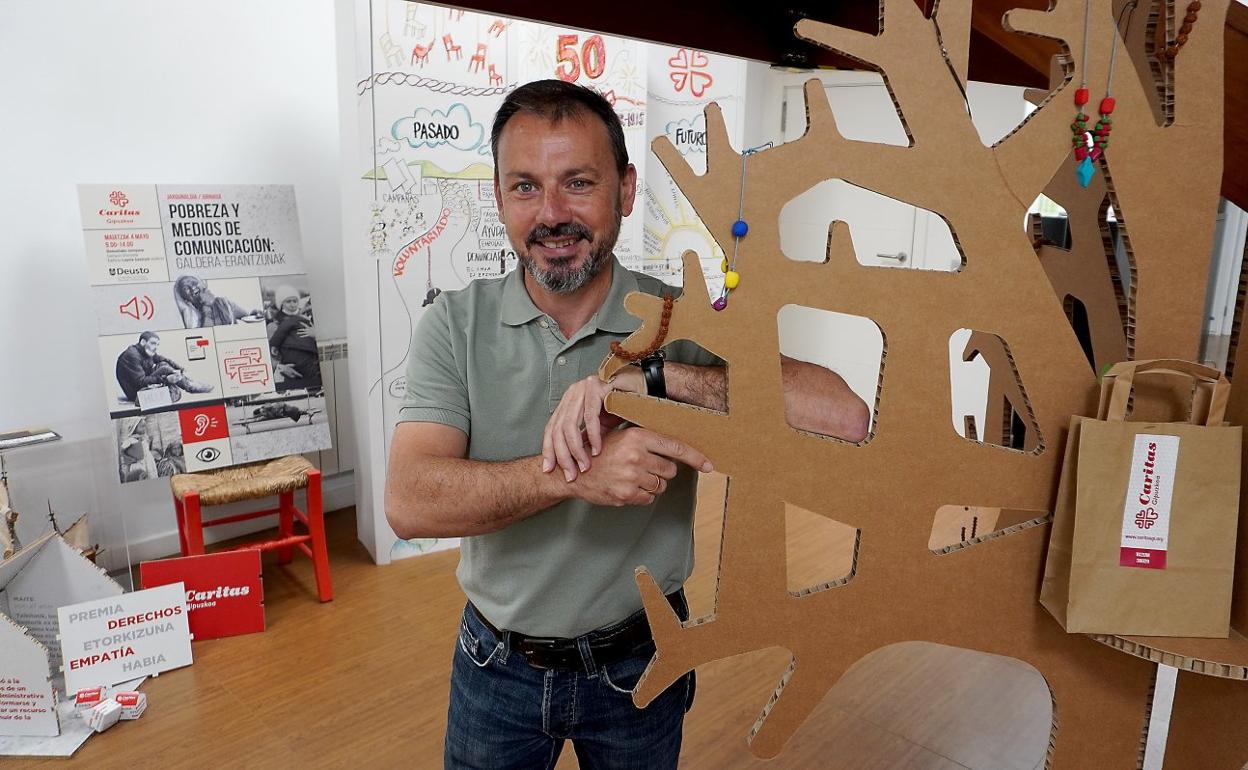 José Emilio Lafuente, en la sede de Cáritas Gipuzkoa, en el paseo Salamanca de Donostia. 