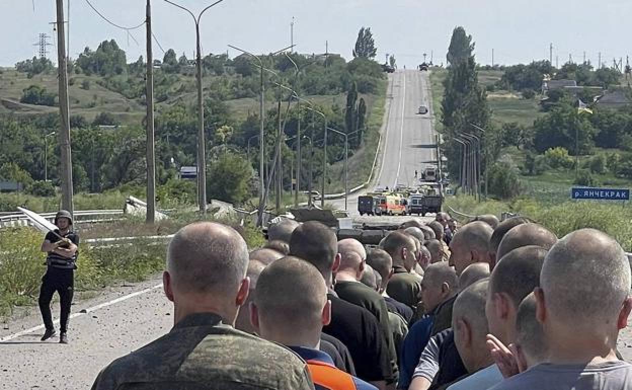 Imagen de un intercambio de prisioneros ucranianos con Rusia durante la guerra. 