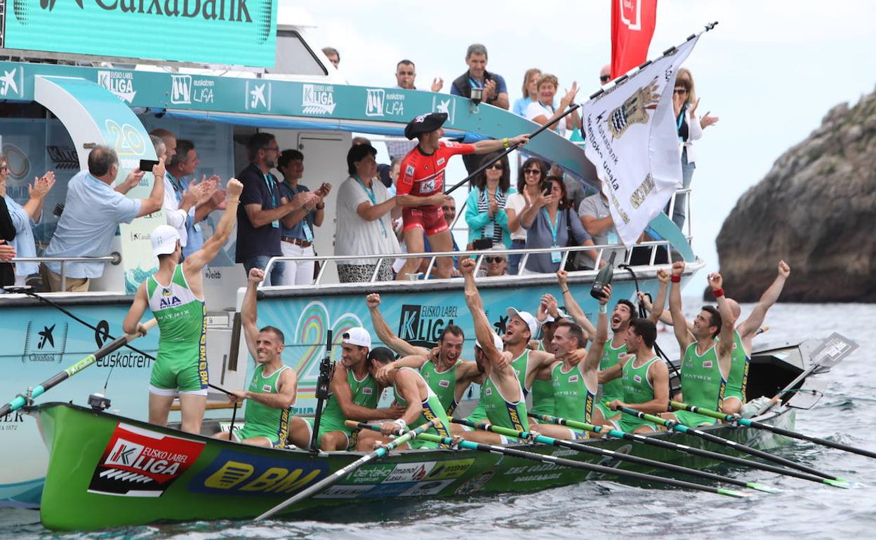 Hondarribia celebra una victoria que le asienta en el liderato. 
