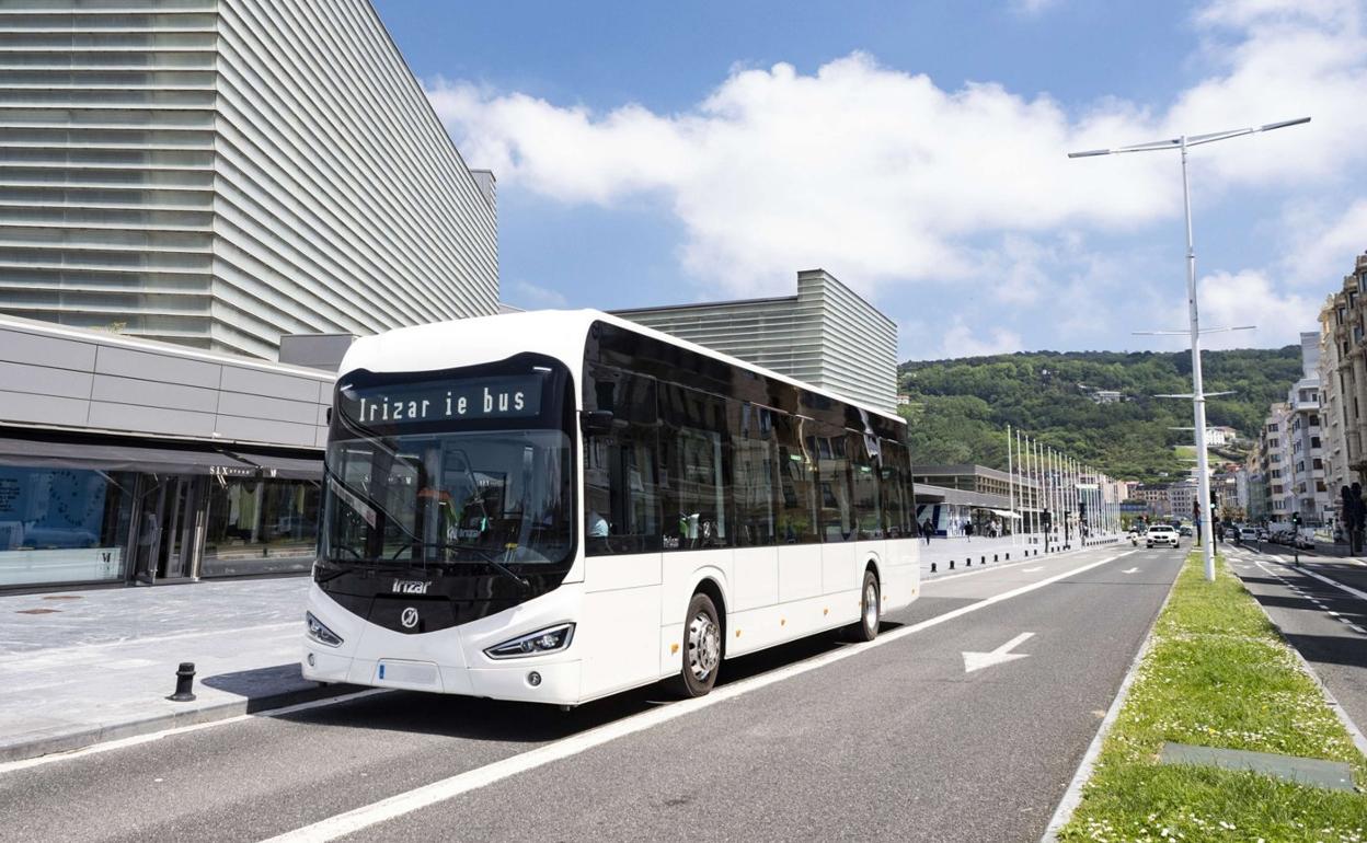 Autobús eléctrico de Irizar circulando por las calles donostiarras. 