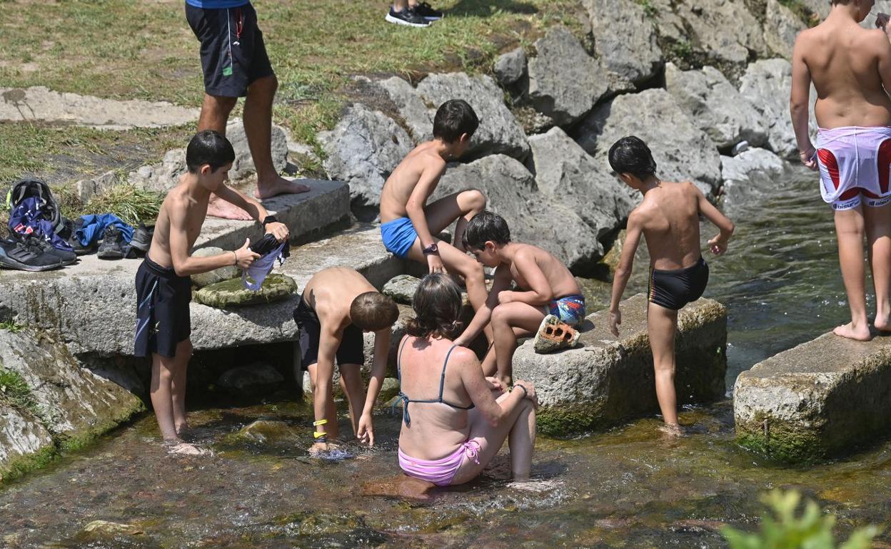 Un grupo de niños se refresca en el río en Berastegi en una de las jornadas más calurosas de julio.