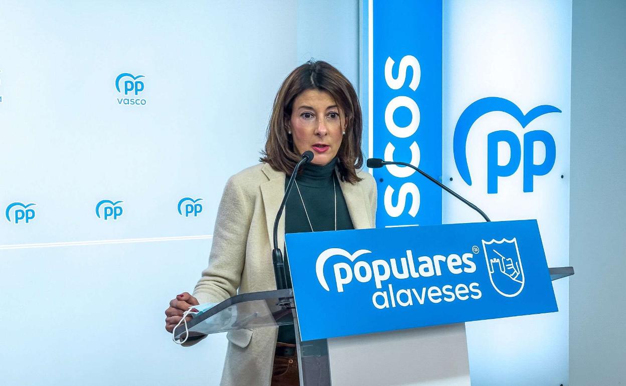 Laura Garrido en una rueda de prensa en la sede del PP de Araba