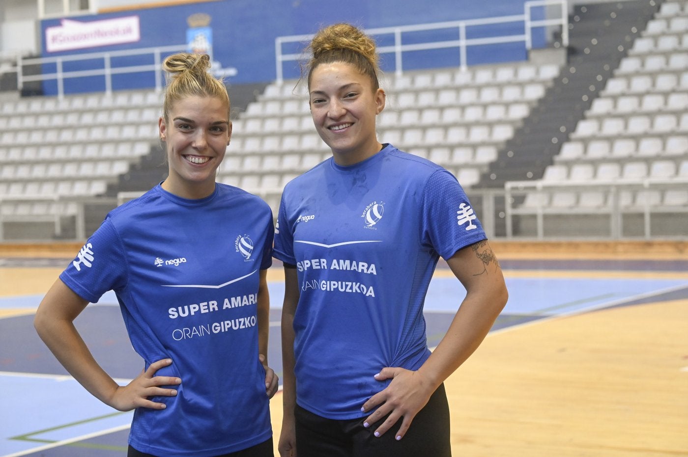 Anne Erauskin y Shula Gavilán, este martes antes del entrenamiento en el polideportivo Gasca de Donostia. 