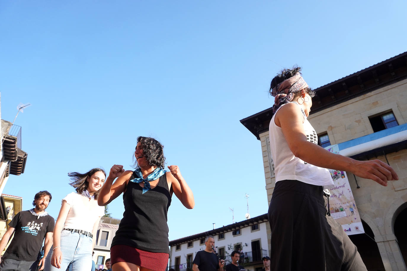 Fotos: Xanisteban festetan murgildu dira oiartzuarrak