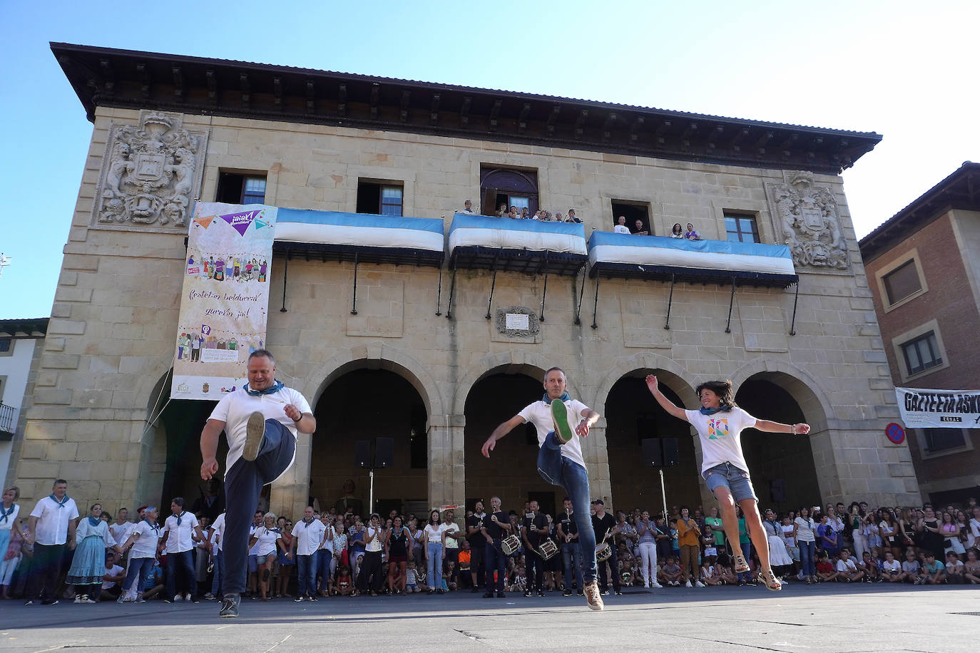 Fotos: Xanisteban festetan murgildu dira oiartzuarrak