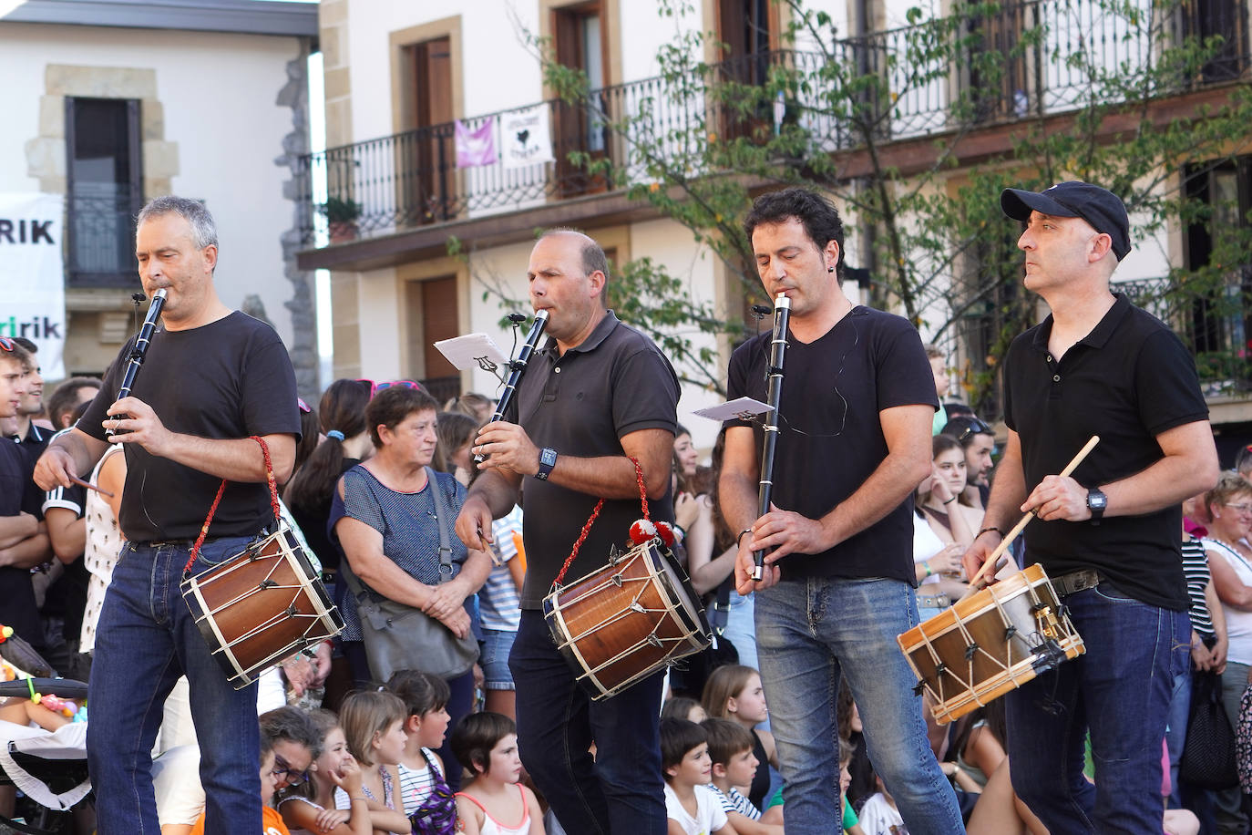 Fotos: Xanisteban festetan murgildu dira oiartzuarrak