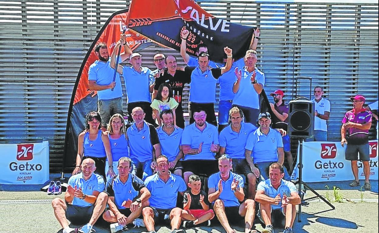 Los remeros de Fortuna posan en Getxo con la bandera. 