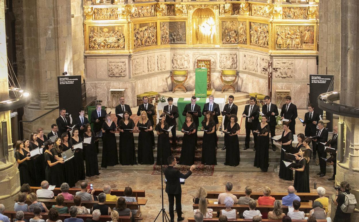 Oñatiko Ganbara Abesbatza cantó anoche en San Vicente.