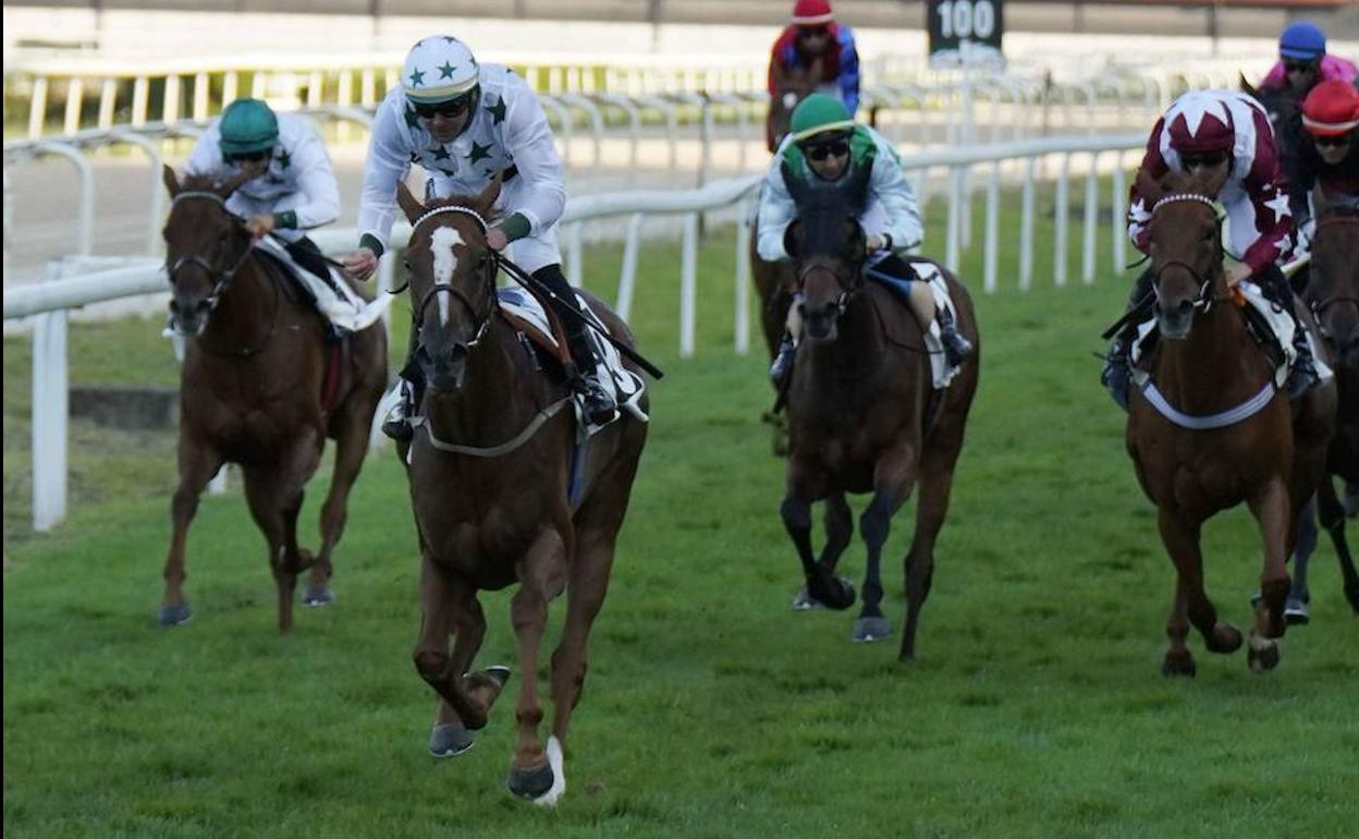 'Navia' imponiéndose en una carrera el pasado verano en el hipódromo donostiarra. 