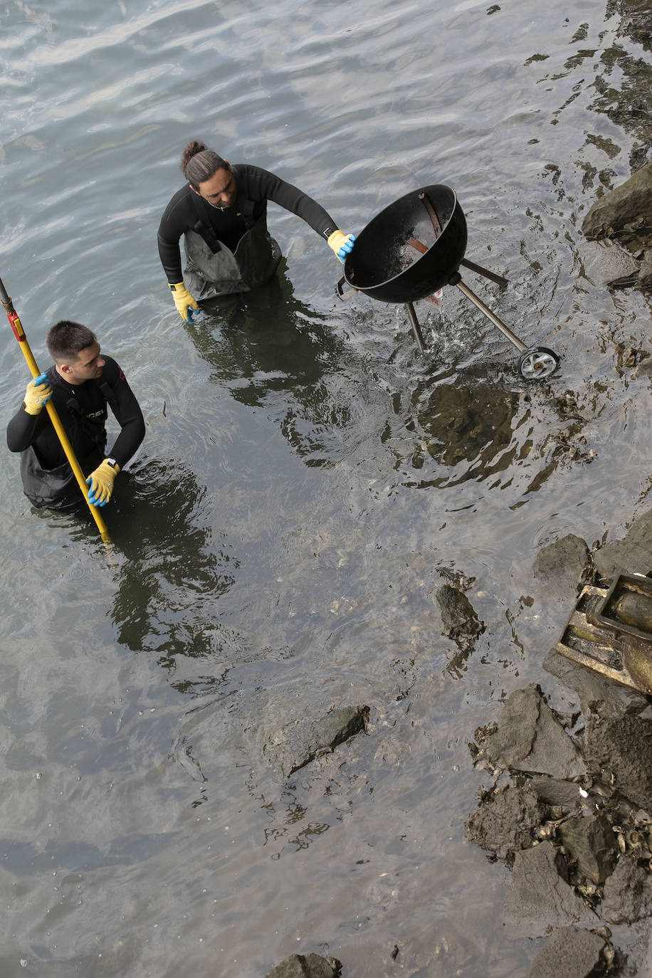 Fotos: Estos son los objetos que han rescatado del rio Urumea