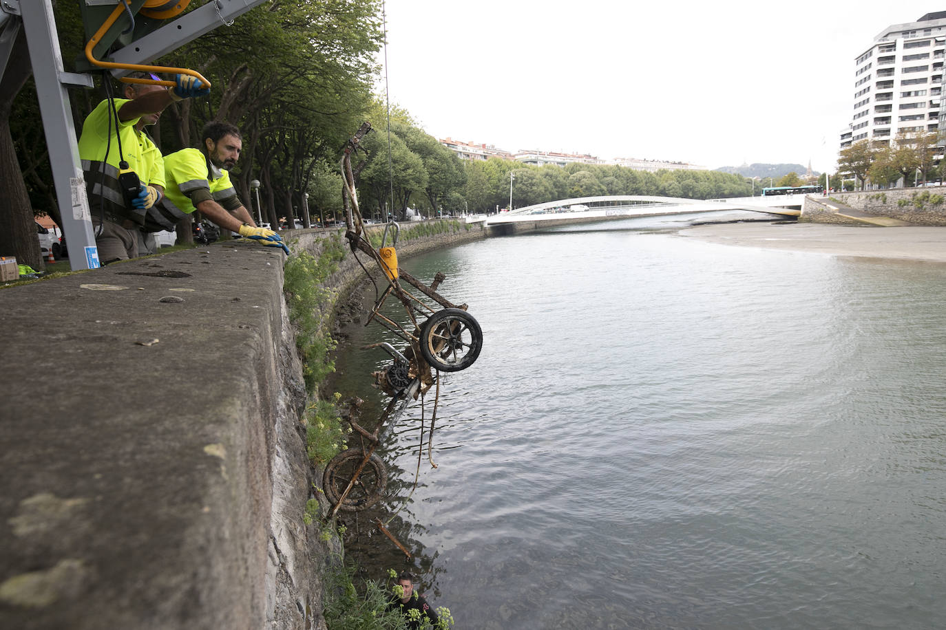 Fotos: Estos son los objetos que han rescatado del rio Urumea