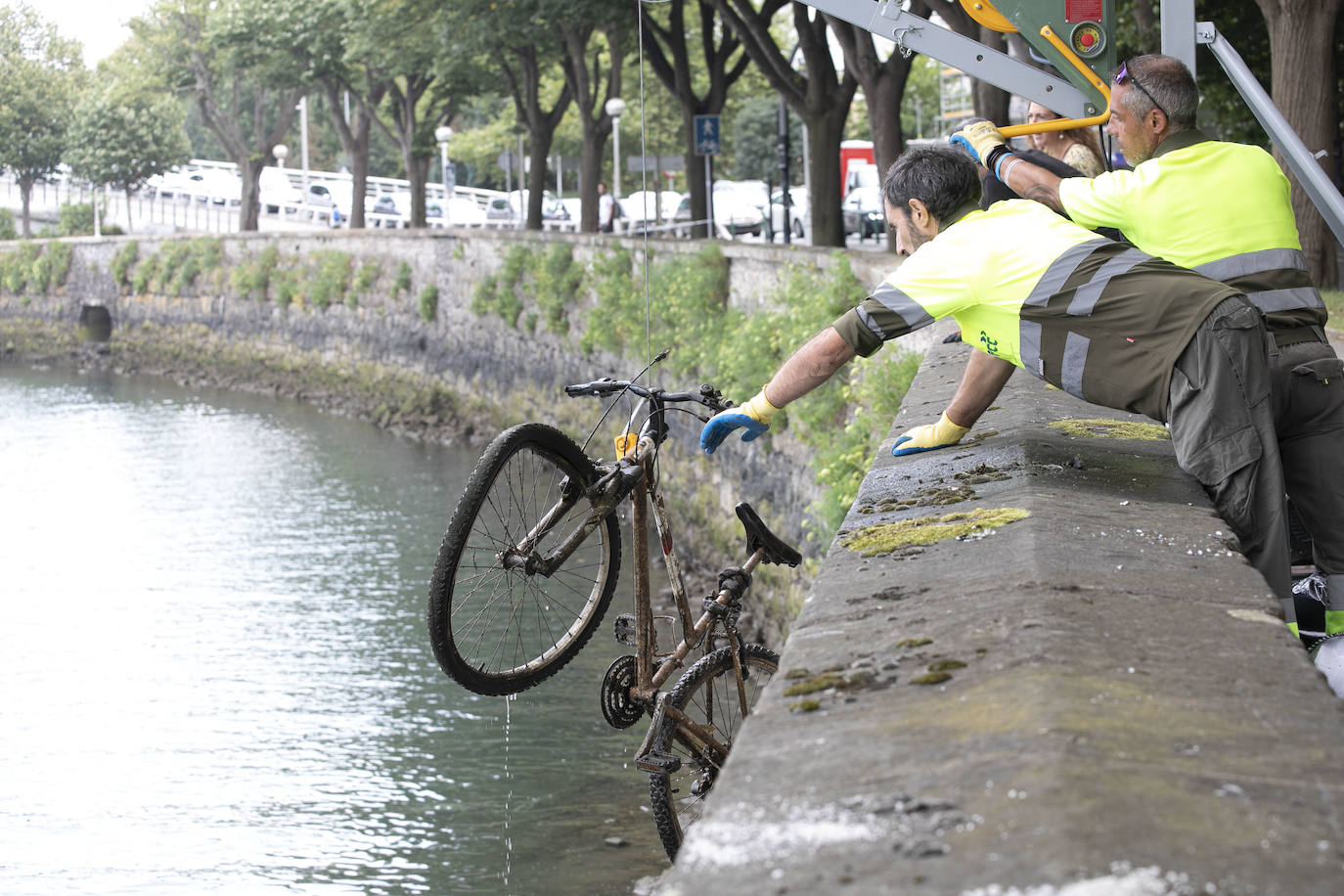Fotos: Estos son los objetos que han rescatado del rio Urumea