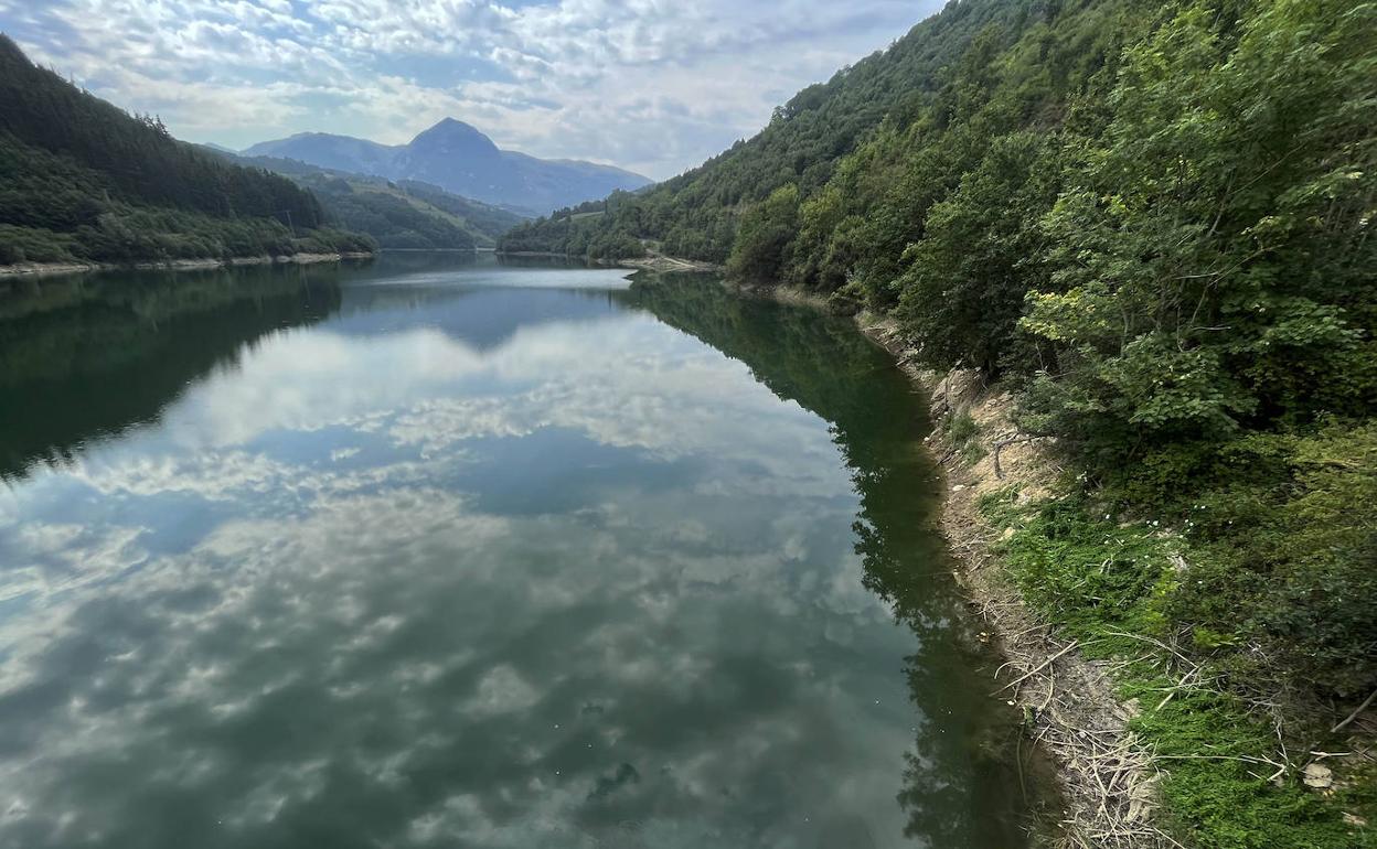 Una vista del embalse de Ibiur este miércoles.