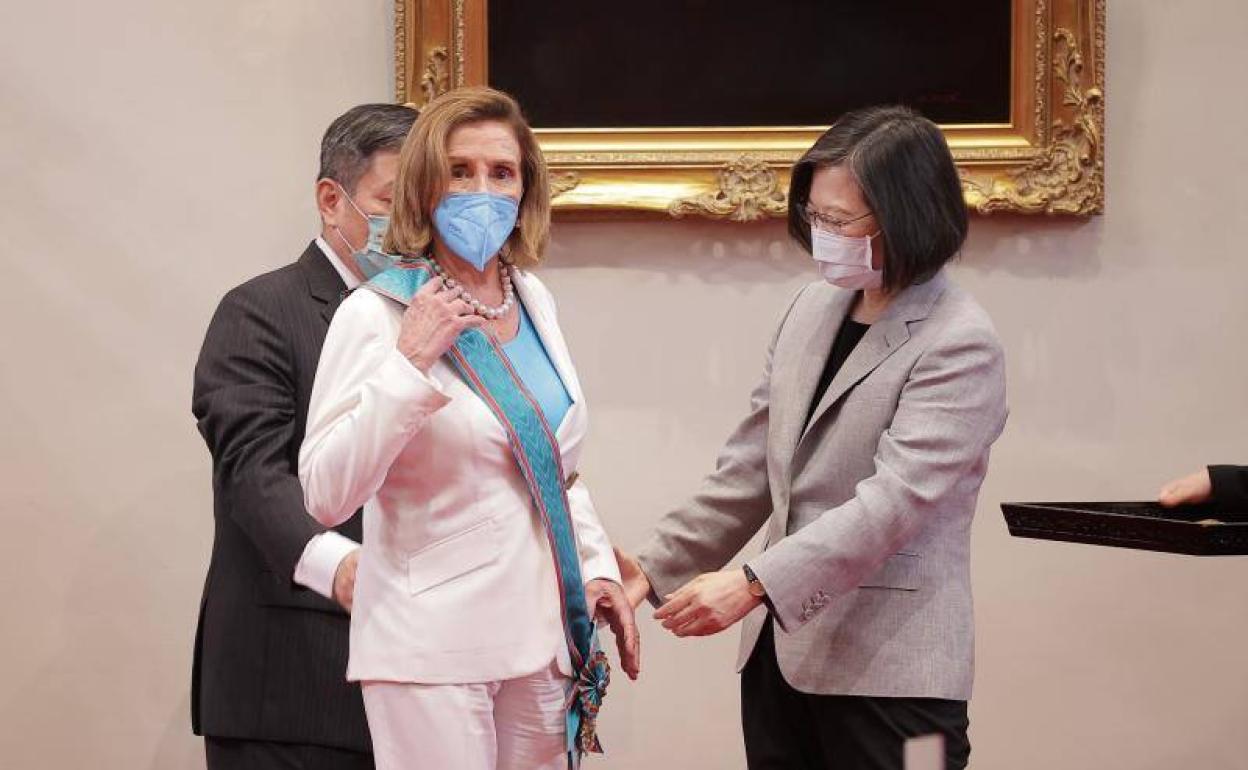 La presidenta de la Cámara de Representantes de EE UU, Nancy Pelosi, recibe la máxima condecoración civil de Taiwán de manos de su presidenta, Tsai Ing-wen. La visita de la líder demócrata ha elevado a máximos la tensión con China