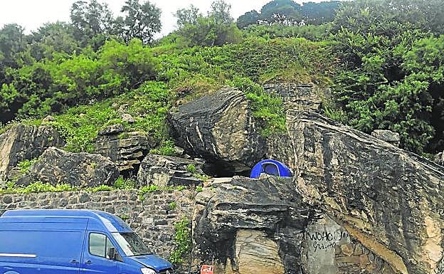Unas rocas entre el Paseo Nuevo y Urgull fueron el lugar elegido por un grupo de turistas para plantar su tienda