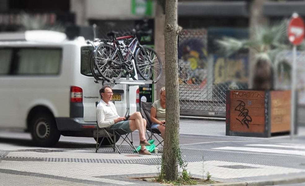 Pareja de turistas en la calle Blas de Lezo.