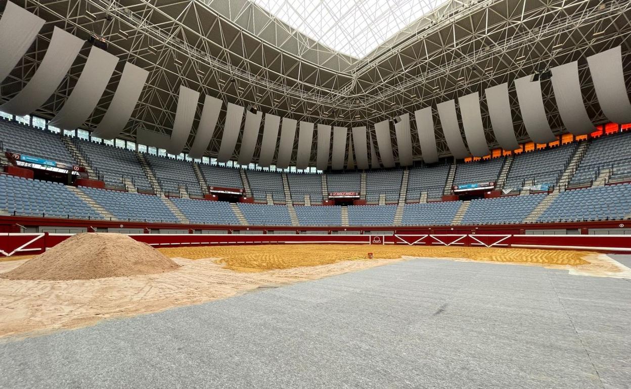 El coso de Illunbe se prepara ya para la feria con la colocación de la arena sobre el ruedo. 